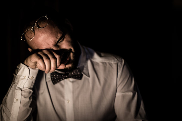 悲伤和紧张的男人图片下载