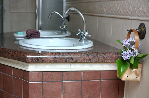 大理石台面上有两个水槽图片下载