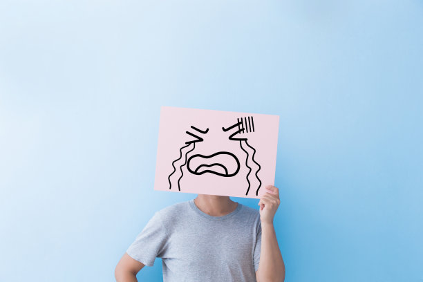 男人抱着哭泣的表情广告牌图片下载