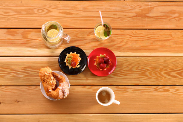 漂亮的冰淇淋和饮料在木桌上图片下载