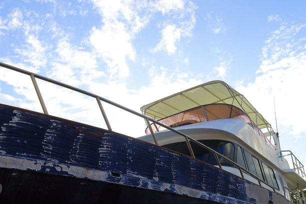 在蓝天下修船图片下载