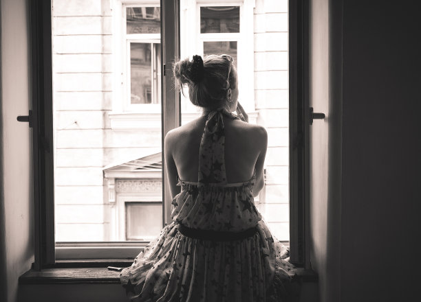 坐在窗边的年轻女子图片下载