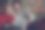 年轻夫妇打开圣诞礼物图片下载