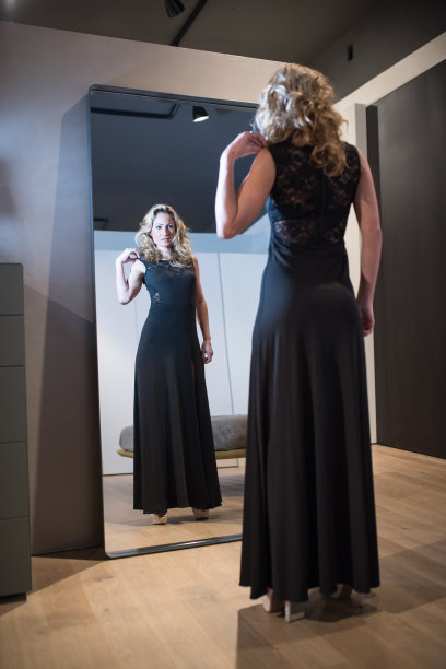 公寓里的女孩图片下载