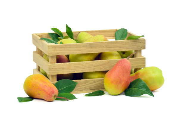 熟透的梨子放在木盒里，孤立在白色背景上。图片下载