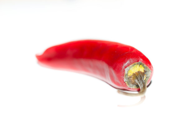 在白色背景上分离的红辣椒图片下载