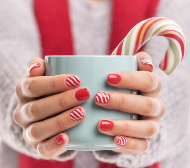 手里拿着一杯饮料的杯子。特写镜头。图片下载