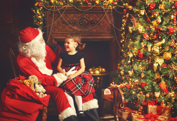 快乐的小女孩拥抱圣诞老人图片下载