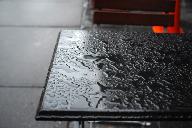雨滴落在木桌上图片下载