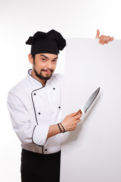 帅气的厨师穿着制服，戴着帽子，挥舞着大刀图片下载