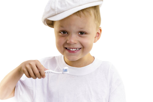 男孩在刷牙图片下载