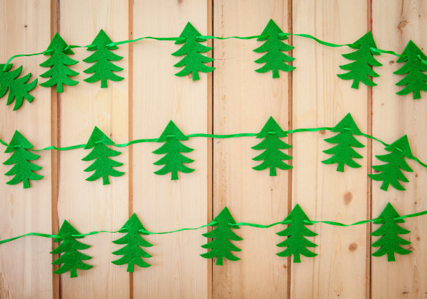 有毛毡的圣诞树花环图片下载