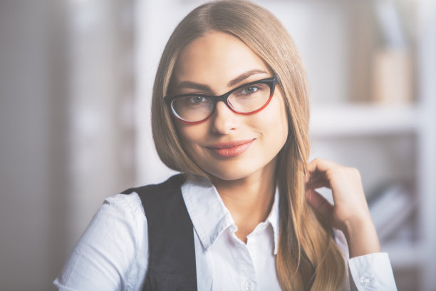 一位手挽头发的漂亮女士图片下载