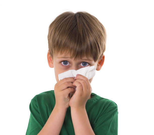 男孩在擦鼻子图片下载
