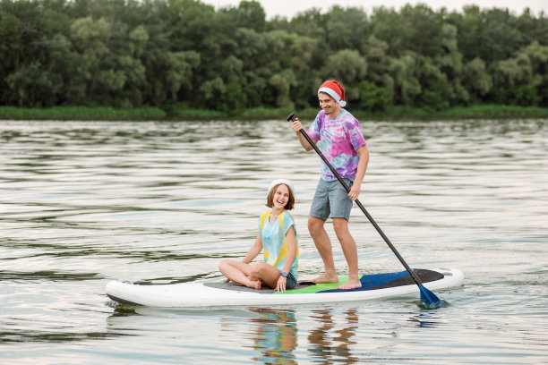 一对快乐的夫妇，购物袋上有销售标志图片下载