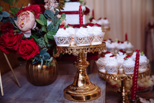 红色的糖果棒，玛萨拉。桌子上有结婚蛋糕，糖果图片下载