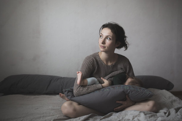 年轻母亲母乳喂养婴儿，生活方式，图片下载