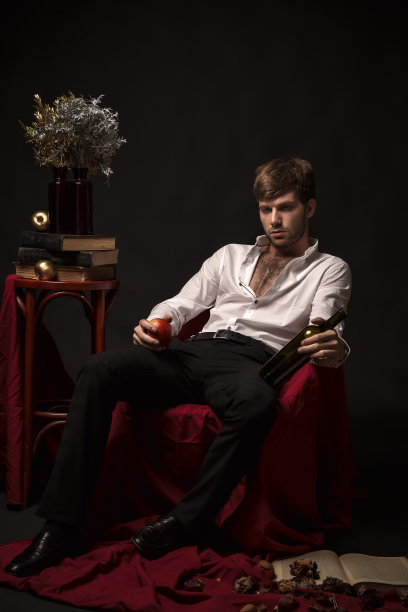 年轻悲伤的男人在一个有着经典室内设计的房间里图片下载