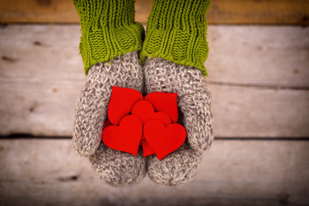 许多红心在手中图片下载