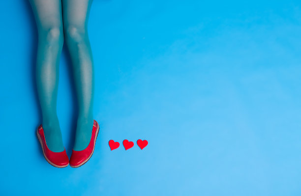 穿着红鞋的腿和红心图片下载