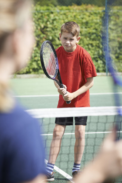 女子网球教练给男孩上课图片下载