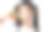 一个亚洲小女孩，手上涂着彩色颜料图片下载