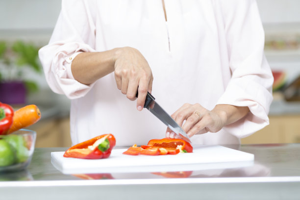 女人切新鲜蔬菜的特写图片下载