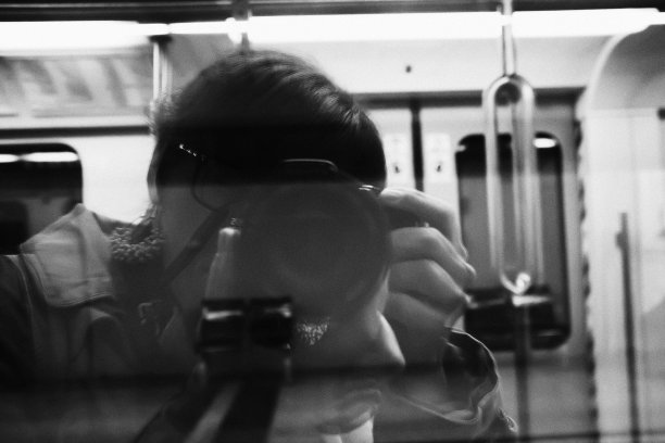 用地铁窗户自拍图片下载