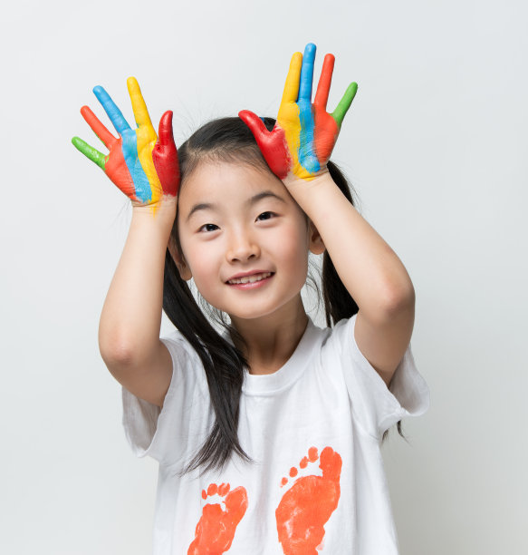 一个亚洲小女孩，手上涂着彩色颜料图片下载