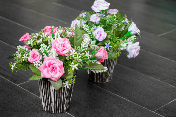 一对塑料玫瑰花在木棉上图片下载