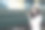 一名亚洲女性在火车站用智能手机发短信图片下载