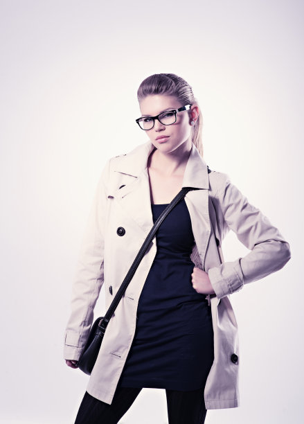 穿着外套的时尚女孩图片下载