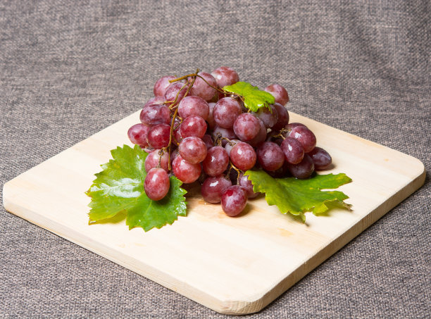 板上一大串多汁的葡萄图片下载