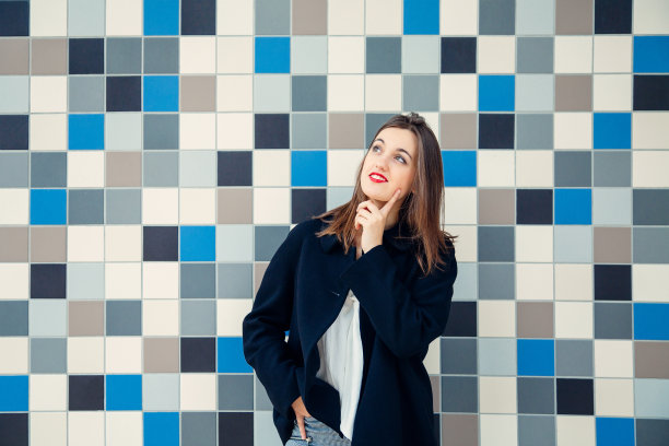 深思熟虑的年轻女子图片下载