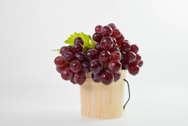 成熟的带叶子的红葡萄图片下载