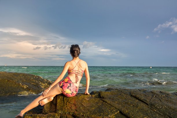 孤独的女孩看着地平线图片下载