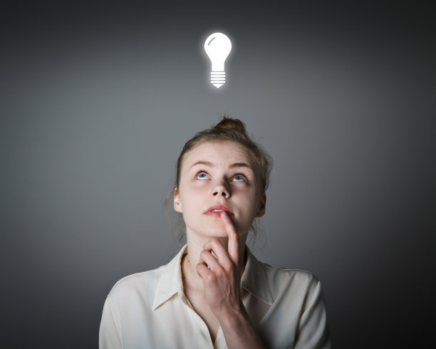 女孩和灯泡图片下载