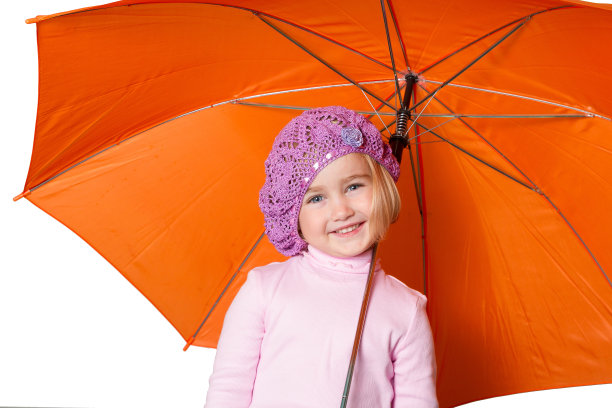 可爱的小女孩拿着一把雨伞，孤立在白色的背景上图片下载