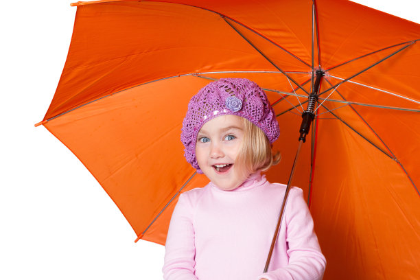 可爱的小女孩拿着一把雨伞，孤立在白色的背景上图片下载
