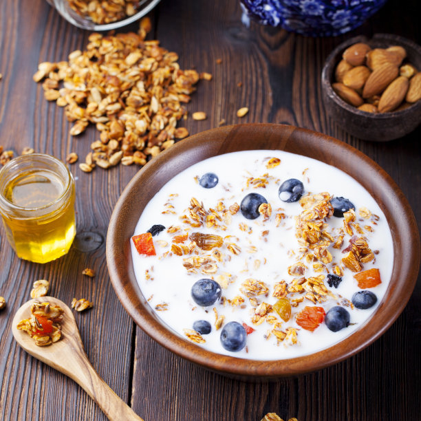 健康的早餐。新鲜的格兰诺拉麦片，加浆果、蜂蜜和牛奶的什锦麦片图片下载