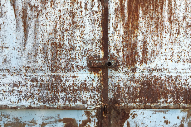 金属门上的旧生锈的锁图片下载