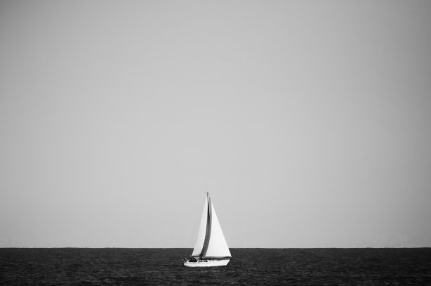 在密歇根湖上向南航行的帆船图片下载