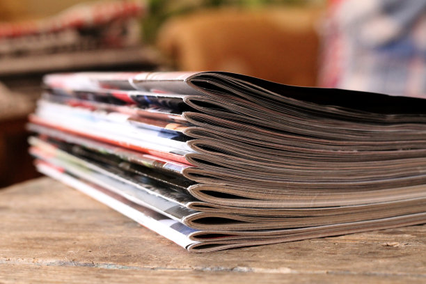 木桌上放着杂志图片下载