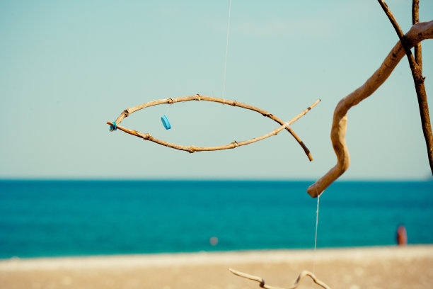 海岸上空的空中雕塑图片下载