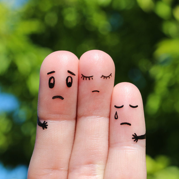 不高兴家庭的手指艺术。解决家庭问题的概念，困难情况下的支持。图片下载