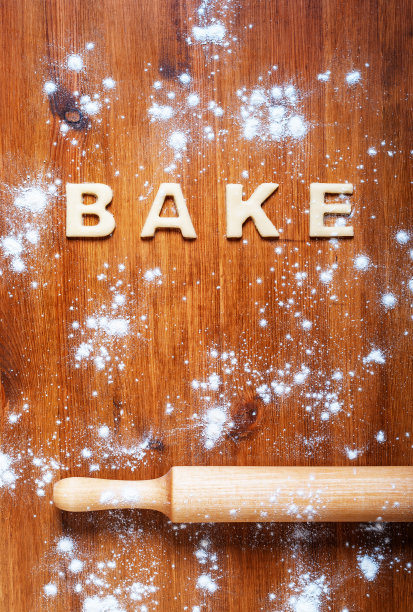 面团字母和擀面杖放在木桌上图片下载