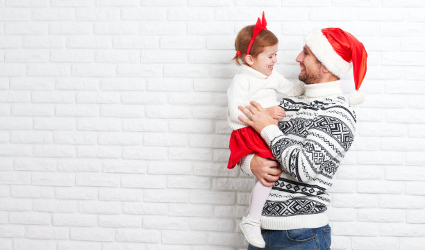 快乐的家庭，父亲和孩子在圣诞节的礼物图片下载