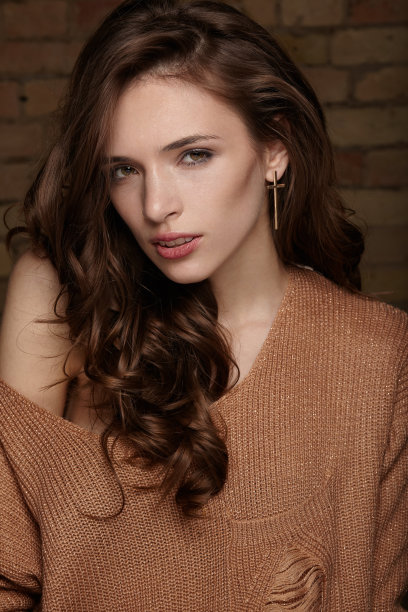 一个漂亮的穿着毛衣的黑发女孩的肖像图片下载