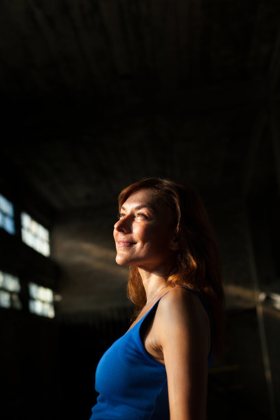 年轻女子享受阳光图片下载