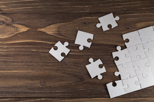 纸拼图在地板上图片下载